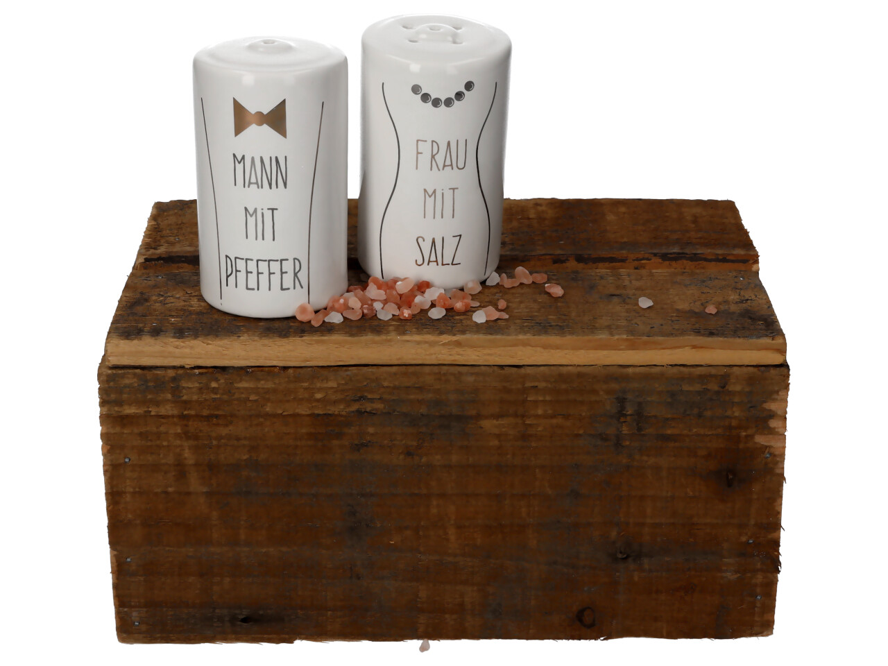 Salzstreuer aus Keramik in weiß Aufschrift Mann mit Pfeffer und Frau mit Salz stehend auf Holzkiste
